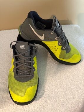 Nike Metcon 2 Gray & Neon Yellow Lace Up Flywire Mesh Athletic Sneakers